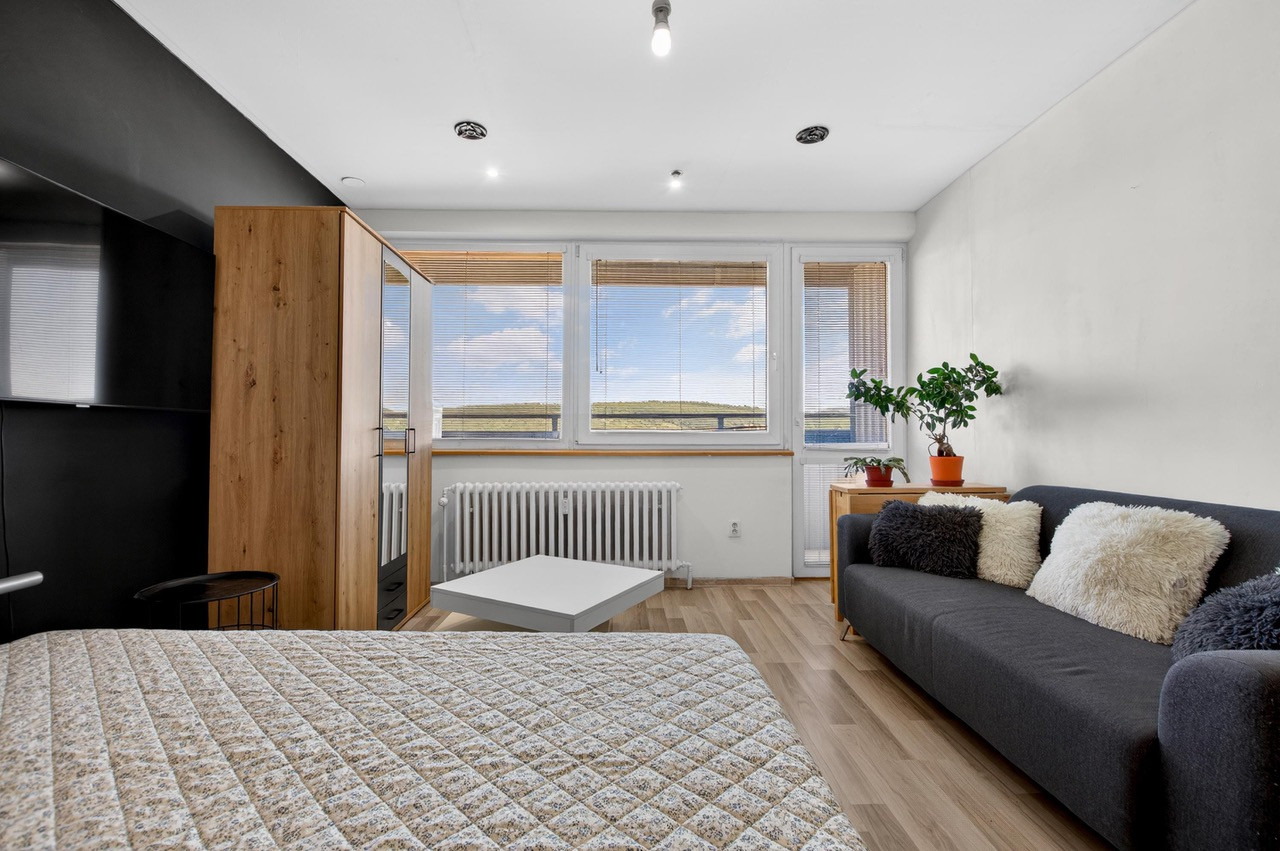 REZERVOVANÉ - Na predaj zrekonštruovaný a zariadený 1-izbový byt, 37,54 m2, Sekurisova ulica, Bratislava-Dúbravka