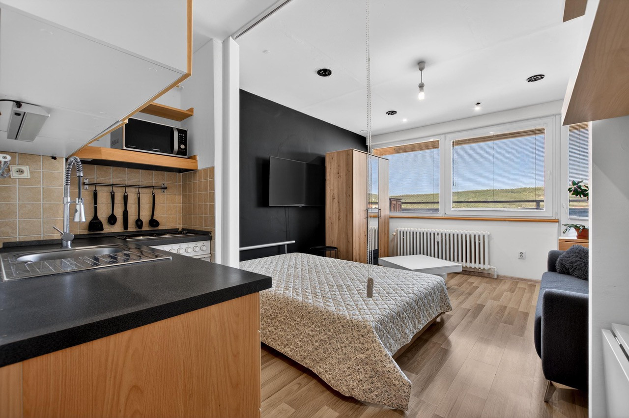 REZERVOVANÉ - Na predaj zrekonštruovaný a zariadený 1-izbový byt, 37,54 m2, Sekurisova ulica, Bratislava-Dúbravka