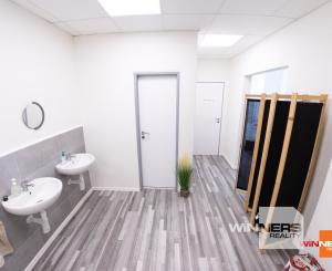 Ponúkam Vám na prenájom zrekonštruované priestory vhodné ako obchodné, kancelárske a aj zdravotnícke, na Levočskej ulici s dvoma parkovacími miestami.