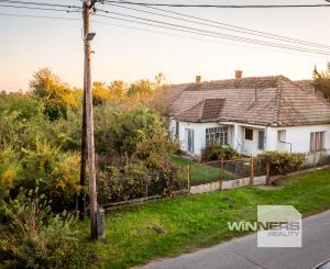 Na predaj rodinný dom v pôvodnom stave s veľkým pozemkom v obci Karcsa v Maďarsku