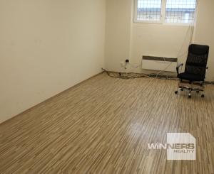 Prenájom  výrobno-skladovacieho priestoru 450 m2 a kancelárií  s prísl. 210 m2 Banská Bystrica -Nemce