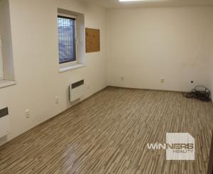 Prenájom  výrobno-skladovacieho priestoru 450 m2 a kancelárií  s prísl. 210 m2 Banská Bystrica -Nemce