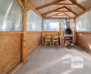 Murovaná chata neďaleko golfového klubu • obec Malá Ida