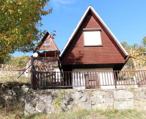 REZERVOVANÉ - Chata a chatka -160 m2,polosamota, Krupina – Stará hora, pozemky 5115 m2, okr. Krupina