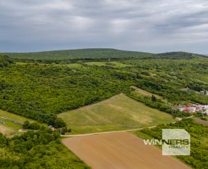 Investičný pozemok o veľkosti 44.007 m2 v obci Černochov vhodný na developerský projekt