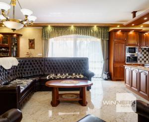 Rodinná rezidencia s parkovou úpravou záhrady na veľkorysom pozemku s bazénom , Rajka