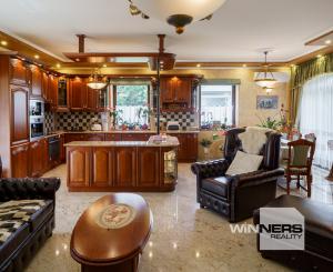 Rodinná rezidencia s parkovou úpravou záhrady na veľkorysom pozemku s bazénom , Rajka