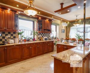 Rodinná rezidencia s parkovou úpravou záhrady na veľkorysom pozemku s bazénom , Rajka