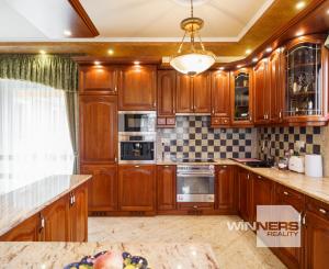 Rodinná rezidencia s parkovou úpravou záhrady na veľkorysom pozemku s bazénom , Rajka