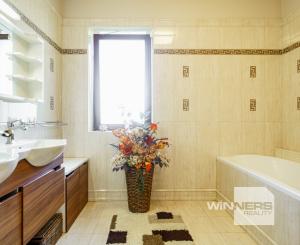 Rodinná rezidencia s parkovou úpravou záhrady na veľkorysom pozemku s bazénom , Rajka