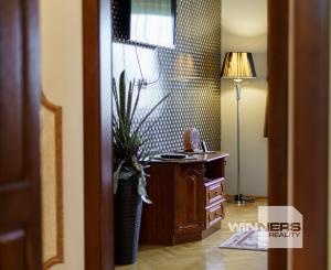 Rodinná rezidencia s parkovou úpravou záhrady na veľkorysom pozemku s bazénom , Rajka