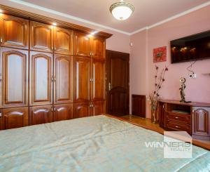 Rodinná rezidencia s parkovou úpravou záhrady na veľkorysom pozemku s bazénom , Rajka