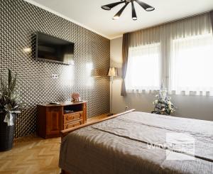 Rodinná rezidencia s parkovou úpravou záhrady na veľkorysom pozemku s bazénom , Rajka