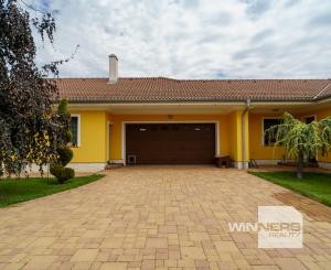 Rodinná rezidencia s parkovou úpravou záhrady na veľkorysom pozemku s bazénom , Rajka