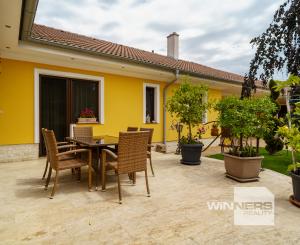 Rodinná rezidencia s parkovou úpravou záhrady na veľkorysom pozemku s bazénom , Rajka