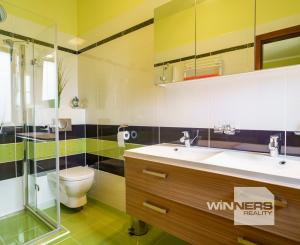 Rodinná rezidencia s parkovou úpravou záhrady na veľkorysom pozemku s bazénom , Rajka