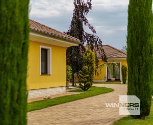 Rodinná rezidencia s parkovou úpravou záhrady na veľkorysom pozemku s bazénom , Rajka