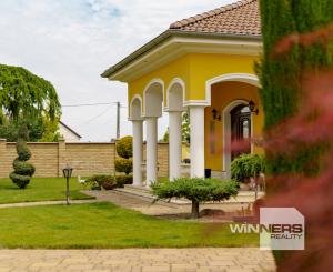 Rodinná rezidencia s parkovou úpravou záhrady na veľkorysom pozemku s bazénom , Rajka