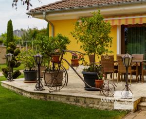 Rodinná rezidencia s parkovou úpravou záhrady na veľkorysom pozemku s bazénom , Rajka