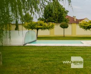 Rodinná rezidencia s parkovou úpravou záhrady na veľkorysom pozemku s bazénom , Rajka