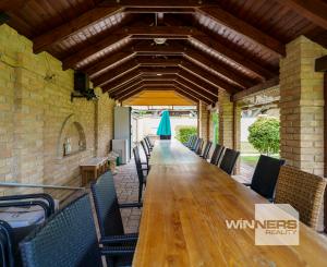 Rodinná rezidencia s parkovou úpravou záhrady na veľkorysom pozemku s bazénom , Rajka