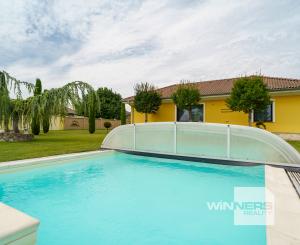 Rodinná rezidencia s parkovou úpravou záhrady na veľkorysom pozemku s bazénom , Rajka