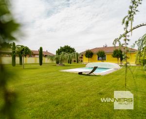 Rodinná rezidencia s parkovou úpravou záhrady na veľkorysom pozemku s bazénom , Rajka