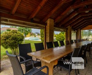 Rodinná rezidencia s parkovou úpravou záhrady na veľkorysom pozemku s bazénom , Rajka