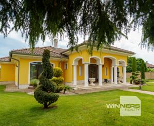 Rodinná rezidencia s parkovou úpravou záhrady na veľkorysom pozemku s bazénom , Rajka