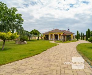 Rodinná rezidencia s parkovou úpravou záhrady na veľkorysom pozemku s bazénom , Rajka