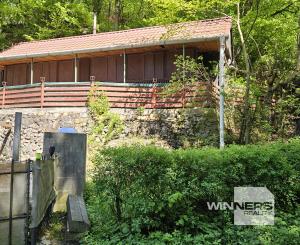 Exkluzívne  na predaj chatka na úpätí lesa v chatárskej oblasti Letkov, časť Starý Trebejov