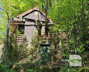 Exkluzívne  na predaj chatka na úpätí lesa v chatárskej oblasti Letkov, časť Starý Trebejov