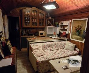 Exkluzívne  na predaj chatka na úpätí lesa v chatárskej oblasti Letkov, časť Starý Trebejov