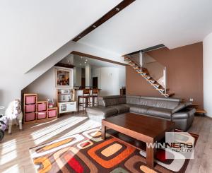 Na predaj priestranný 4-izbový mezonet s balkónom a zariadením v tehlovom bytovom dome na Furči – Krosnianska ul.