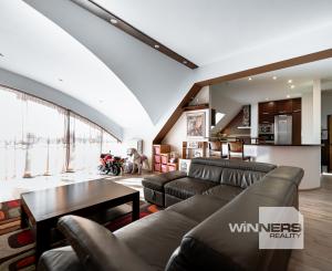 Na predaj priestranný 4-izbový mezonet s balkónom a zariadením v tehlovom bytovom dome na Furči – Krosnianska ul.