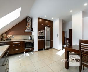 Na predaj priestranný 4-izbový mezonet s balkónom a zariadením v tehlovom bytovom dome na Furči – Krosnianska ul.