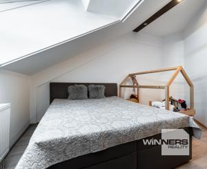 Na predaj priestranný 4-izbový mezonet s balkónom a zariadením v tehlovom bytovom dome na Furči – Krosnianska ul.