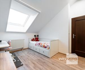 Na predaj priestranný 4-izbový mezonet s balkónom a zariadením v tehlovom bytovom dome na Furči – Krosnianska ul.