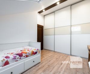 Na predaj priestranný 4-izbový mezonet s balkónom a zariadením v tehlovom bytovom dome na Furči – Krosnianska ul.