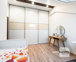 Na predaj priestranný 4-izbový mezonet s balkónom a zariadením v tehlovom bytovom dome na Furči – Krosnianska ul.