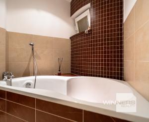 Na predaj priestranný 4-izbový mezonet s balkónom a zariadením v tehlovom bytovom dome na Furči – Krosnianska ul.