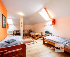 EXKLUZÍVNE Vám ponúkame na predaj dom na podnikateľské účely v obci Zborov.