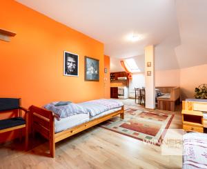 EXKLUZÍVNE Vám ponúkame na predaj dom na podnikateľské účely v obci Zborov.