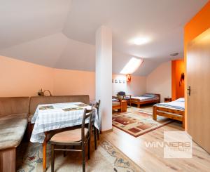 EXKLUZÍVNE Vám ponúkame na predaj dom na podnikateľské účely v obci Zborov.