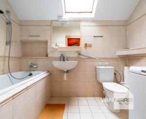 EXKLUZÍVNE Vám ponúkame na predaj dom na podnikateľské účely v obci Zborov.