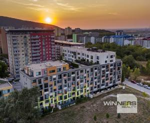 NA PRENÁJOM: Novostavba klimatizovaný 3-izb. byt 63,99m2 s garážovým parkovacím státím a pivnicou