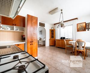 EXKLUZÍVNE vám ponúkame na predaj 5-izbový rodinný dom v príjemnej lokalite Veľkých Kapušian