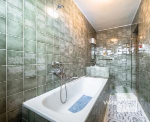 EXKLUZÍVNE vám ponúkame na predaj 5-izbový rodinný dom v príjemnej lokalite Veľkých Kapušian