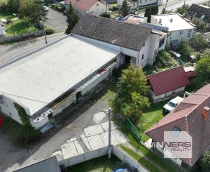 Ponúkame na predaj viacúčelový objekt vhodný na obchodné, skladové alebo prevádzkové účely v obci Slivník.