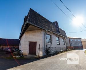 Výhradne ponúkame na predaj priestranný rozostavaný multifunkčný objekt (pôvodne RD) v pokojnej lokalite, v obci Chmelnica